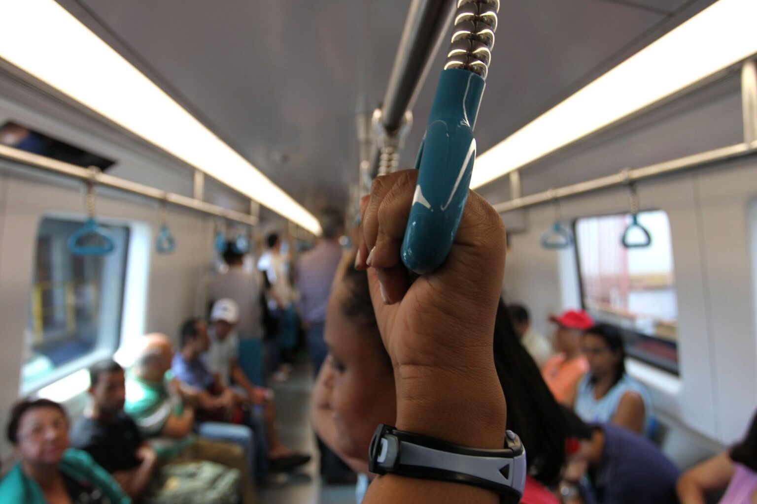 Homem é preso por importunação sexual após ejacular em passageira dentro do metrô de Salvador